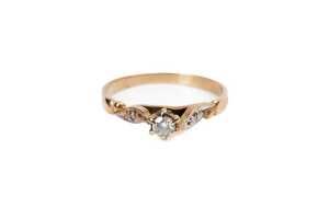 A diamond ring in 9 carat yellow gold