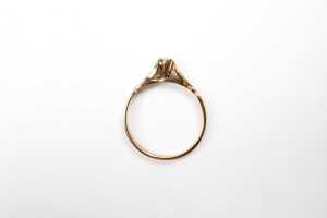 A diamond ring in 9 carat yellow gold - 4