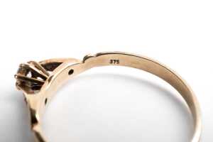 A diamond ring in 9 carat yellow gold - 5