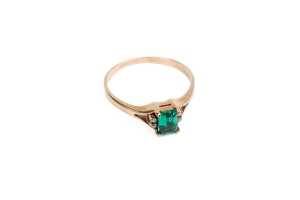 A synthetic emerald and diamond ring in 9 carat yellow gold - 2