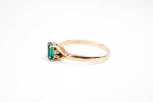 A synthetic emerald and diamond ring in 9 carat yellow gold - 3