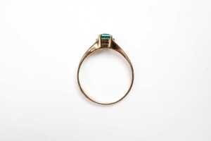 A synthetic emerald and diamond ring in 9 carat yellow gold - 4