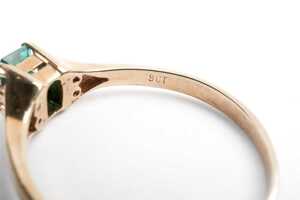 A synthetic emerald and diamond ring in 9 carat yellow gold - 5