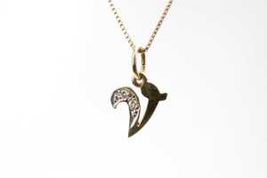 A diamond V initial pendant and necklace in 9 carat yellow gold - 2