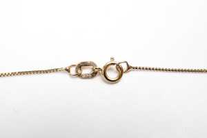 A diamond V initial pendant and necklace in 9 carat yellow gold - 4