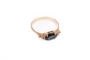 A sapphire and diamond ring in 9 carat yellow gold - 2