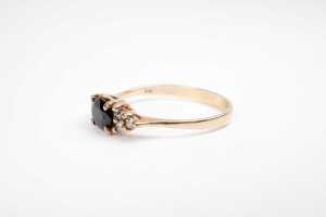 A sapphire and diamond ring in 9 carat yellow gold - 3