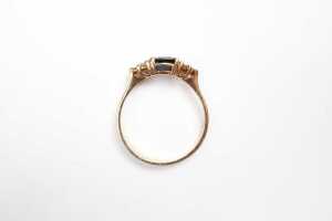 A sapphire and diamond ring in 9 carat yellow gold - 4