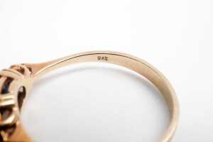 A sapphire and diamond ring in 9 carat yellow gold - 5