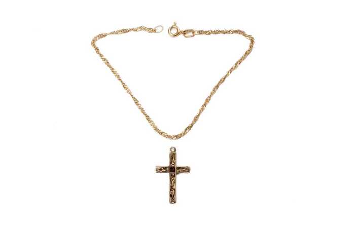 A twist link bracelet and a cross in 9 carat yellow gold