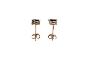A pair of sapphire stud earrings in 9 carat yellow gold - 2