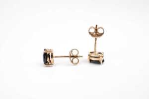 A pair of sapphire stud earrings in 9 carat yellow gold - 3