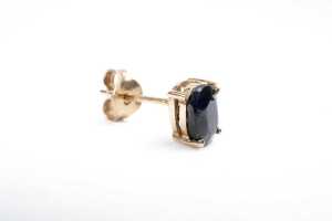 A pair of sapphire stud earrings in 9 carat yellow gold - 4