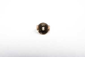 A pair of sapphire stud earrings in 9 carat yellow gold - 5