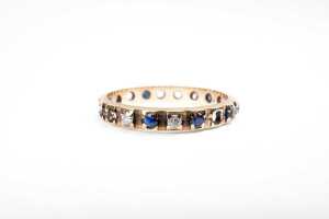 A sapphire and diamond band in 9 carat yellow gold - 2