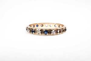 A sapphire and diamond band in 9 carat yellow gold - 3