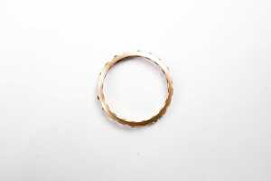 A sapphire and diamond band in 9 carat yellow gold - 4