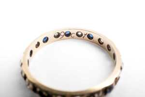 A sapphire and diamond band in 9 carat yellow gold - 5
