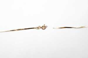 Two broken chains in 9 carat yellow gold - 2