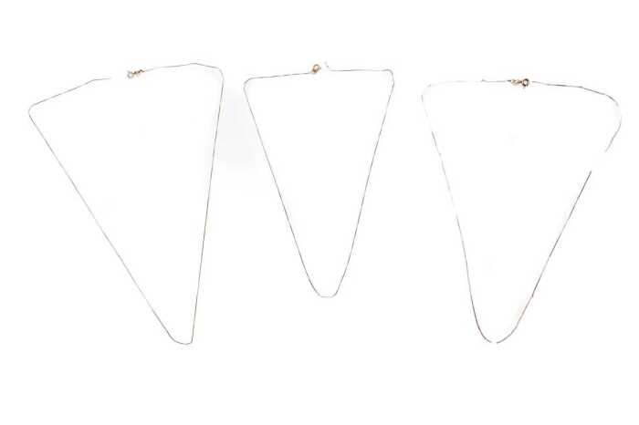 Three broken chains in 9 carat yellow gold