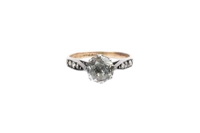 A cubic zirconia ring in 9 carat yellow gold and silver