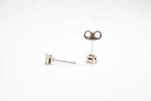 A pair of diamond studs in 18 carat white gold - 2