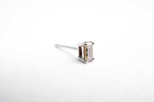 A pair of diamond studs in 18 carat white gold - 3