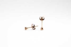 A pair of diamond stud earrings in 9 carat yellow gold - 2