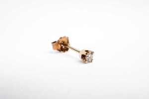 A pair of diamond stud earrings in 9 carat yellow gold - 3