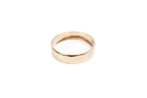 A wedding band in 9 carat yellow gold