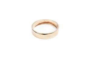 A wedding band in 9 carat yellow gold