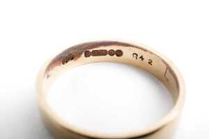 A wedding band in 9 carat yellow gold - 4