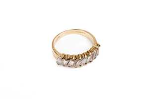 A cubic zirconia ring in 9 carat yellow gold - 2