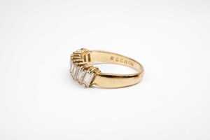 A cubic zirconia ring in 9 carat yellow gold - 3