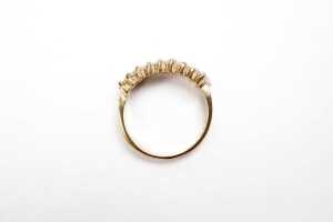 A cubic zirconia ring in 9 carat yellow gold - 4