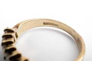 A cubic zirconia ring in 9 carat yellow gold - 5
