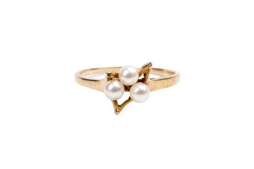 A vintage pearl ring in 9 carat yellow gold