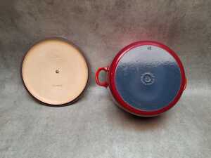 Le Creuset enamel cast iron cerise round Dutch Oven - 2