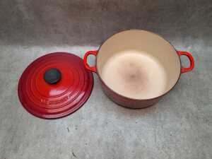 Le Creuset enamel cast iron cerise round Dutch Oven - 3