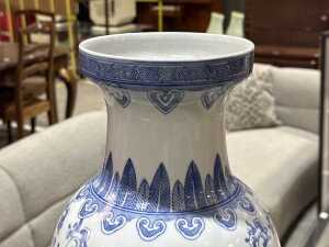 Chinese blue and white porcelain vase - 4