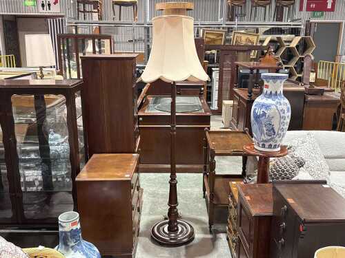 Fluted standing lamp