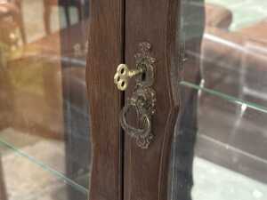Queen Anne display cabinet on cabriole legs - 4
