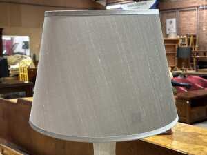 Table lamp with ceramic crackle-glazed base and gilt highlights - 2