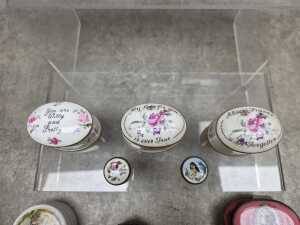 Porcelain and enamel trinket and pill boxes - 3