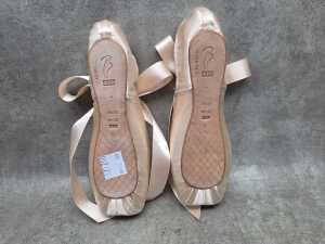 Kevin Jackson signed ballet pointe shoes - 3
