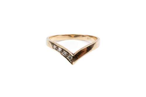 A diamond ring in 9 carat yellow gold