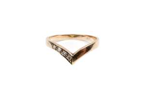 A diamond ring in 9 carat yellow gold
