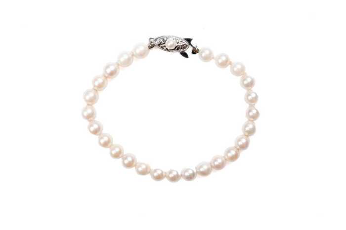 A pearl bracelet to a pearl set silver clasp