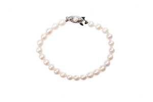 A pearl bracelet to a pearl set silver clasp