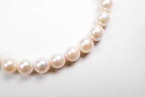 A pearl bracelet to a pearl set silver clasp - 2